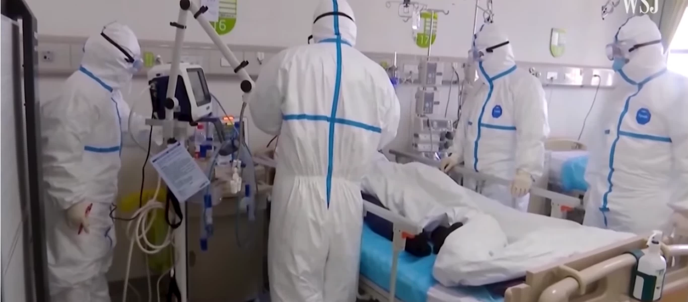 Η απόλυτη διάλυση: Διασωληνωμένοι περιμένουν σε φορεία